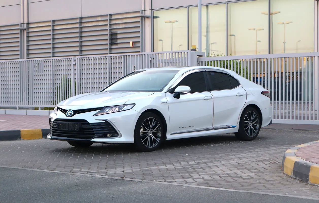 Toyota Camry 2022 — photo 1 of 13