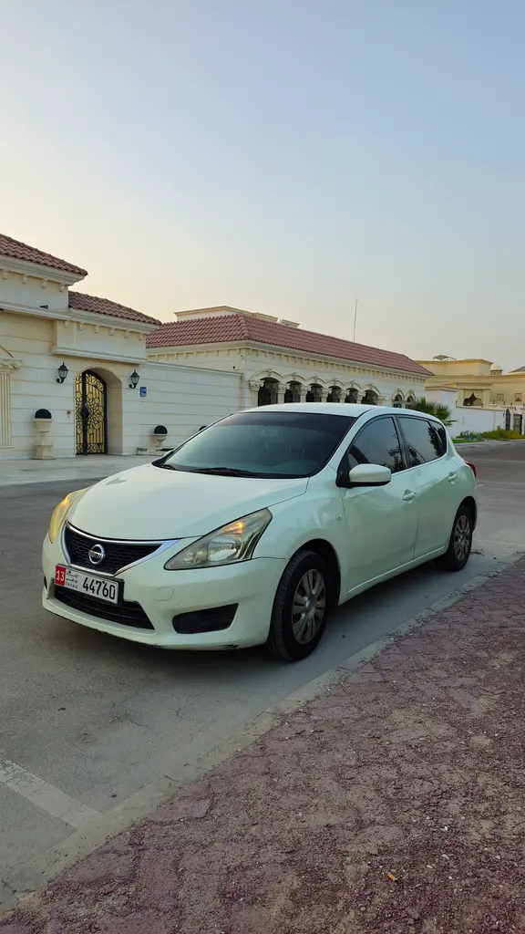 Nissan Tiida 2015 — photo 1 of 8