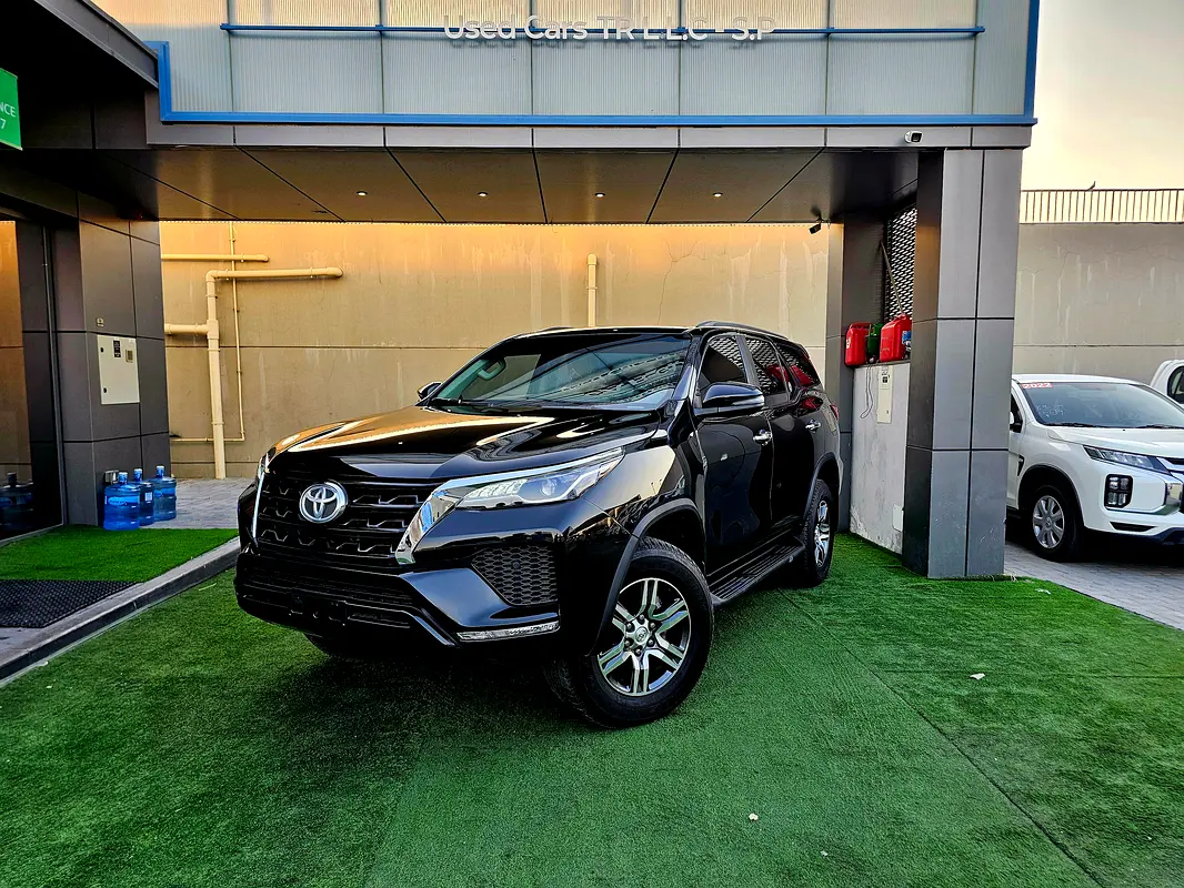 Toyota Fortuner 2023 — photo 1 of 9