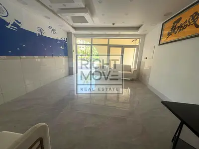 متجر مواجه للشارع | F-01 China Cluster | واجهة زجاجية ركنية