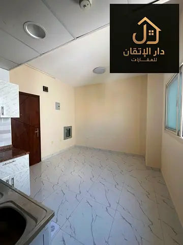 فرصة ذهبية للإيجار استديو منطقة القليعة موقع حيوي مساحه واسعة يوجد تكيف مركزي