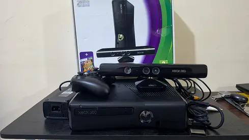 Xbox360 slim with orginal box like new