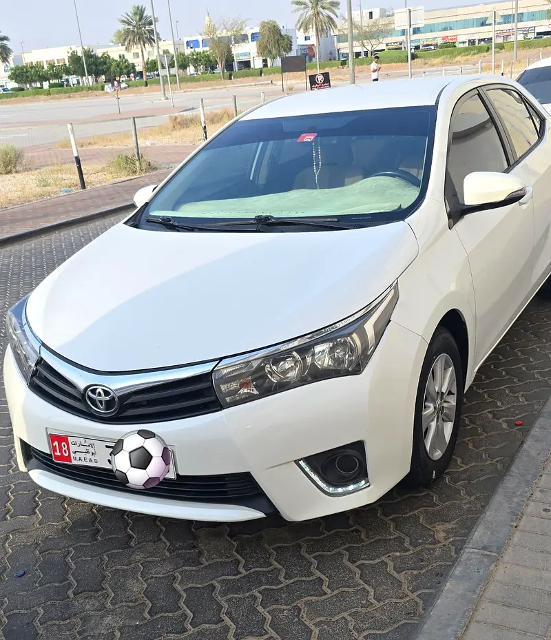 Toyota Corolla 2015 — photo 1 of 8