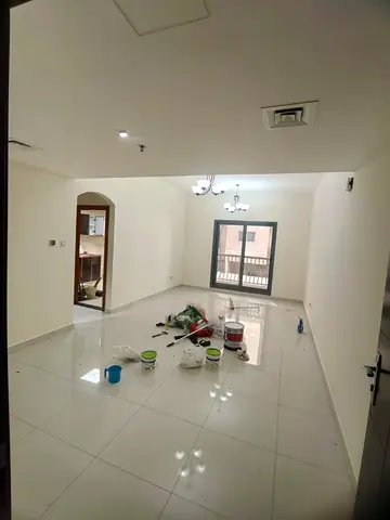 في القصيص * أمام محطة المترو * شقة مكونة من 3 bed وصالة خادمة متاحة للإيجار