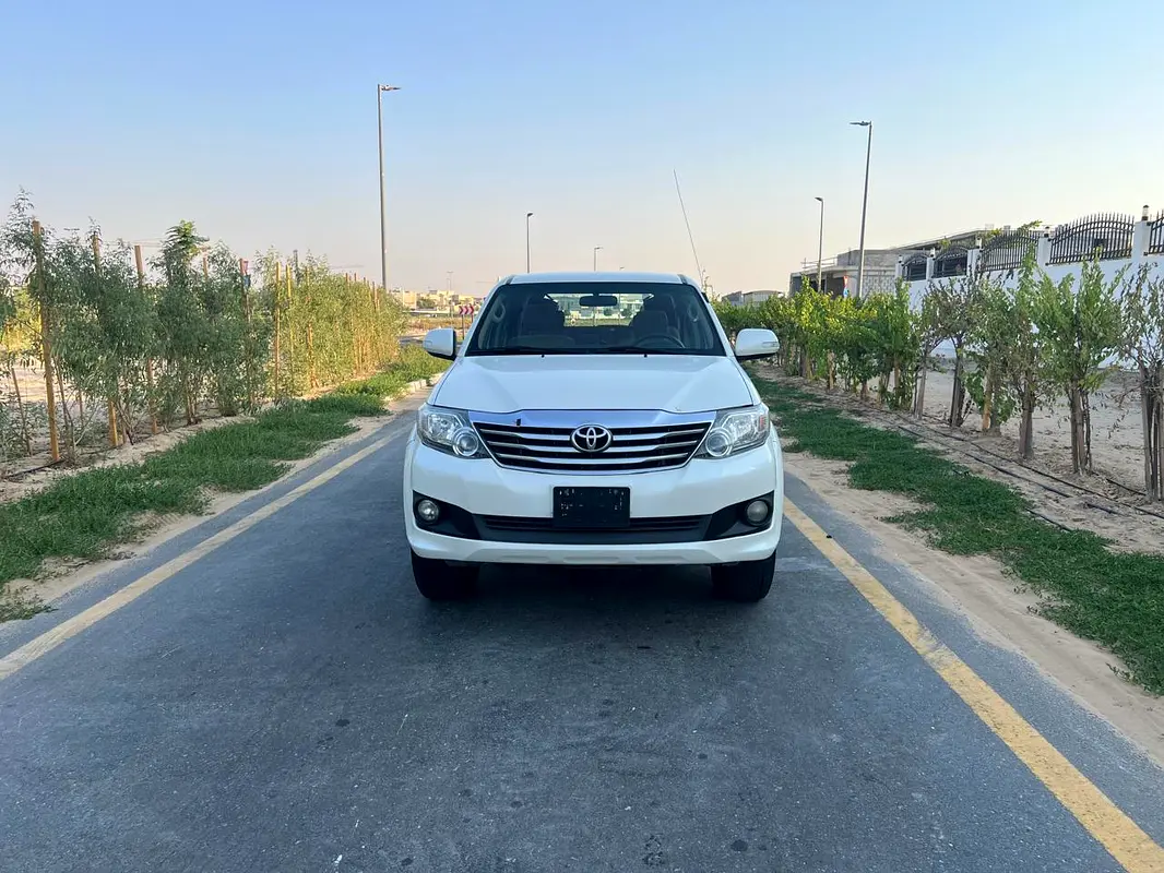 Toyota Fortuner 2012 — photo 1 of 19