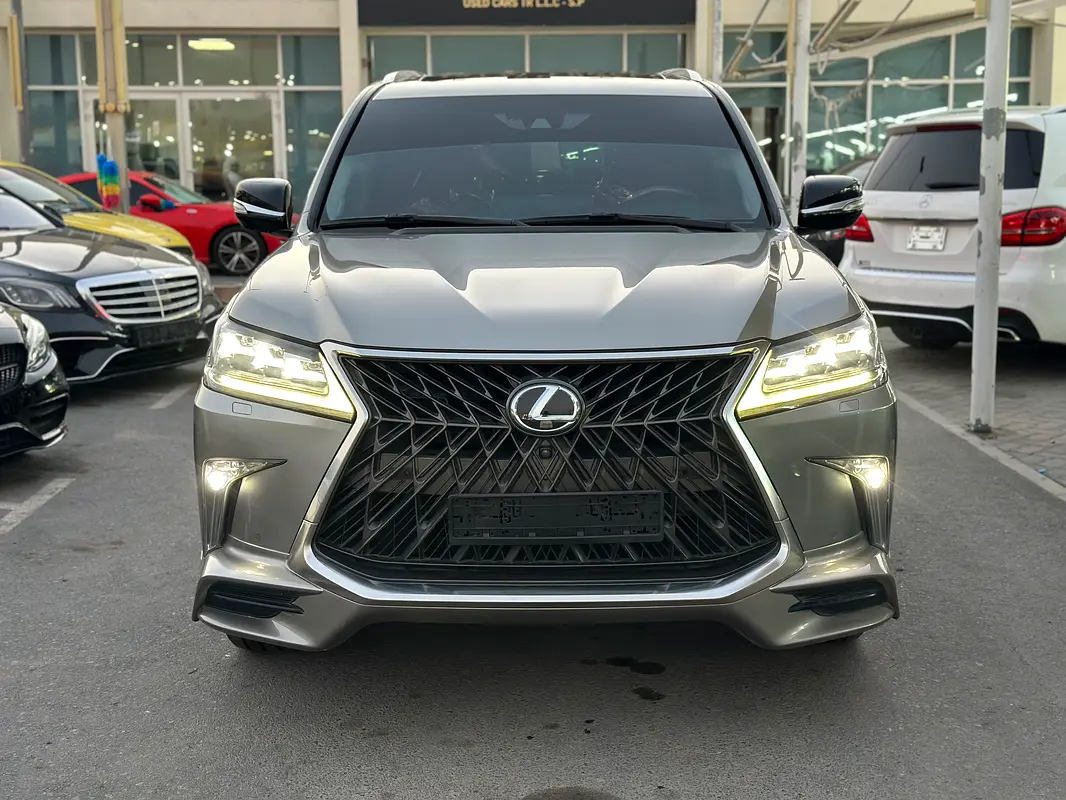 Lexus LX-Series 2018 — photo 1 of 10
