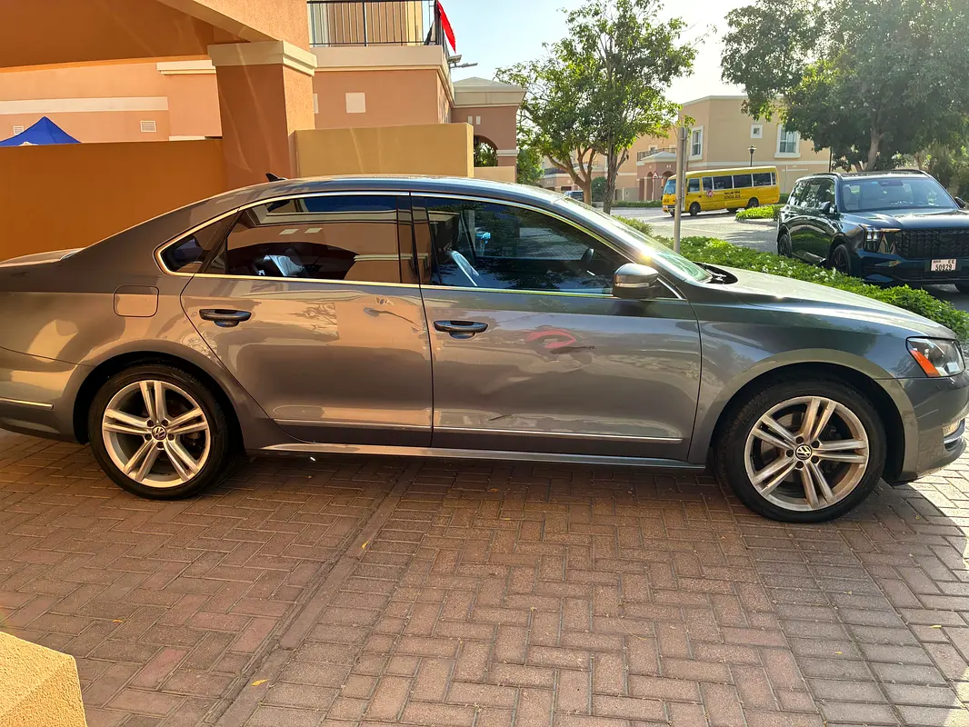 Volkswagen Passat 2013 — photo 1 of 12