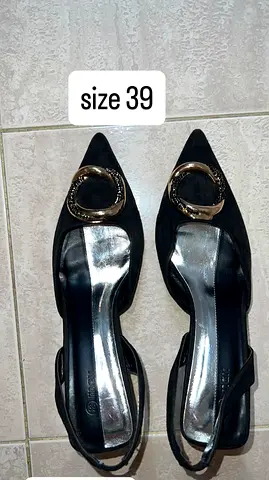 Black pointed slingback Heels with gold buckle - EU size 39