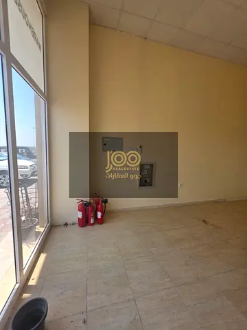للإيجار محل 200 قدم في ام القيوين