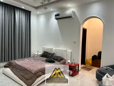 تقع الفيلا في موقع استراتيجي هادئ وراقٍ بمنطقة الياسمين في إمارة عجمان. تتميز المنطقة بطابعها السكني العائلي المتميز وقربها من الخدمات الأساسية،