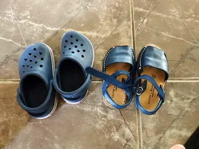 Avarcas shoes dark blue and crocs size 22