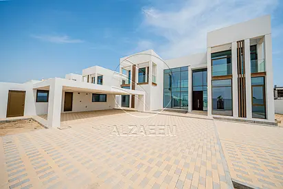√VACANT Exclusive V-5 SELECT | Partial Sea View√