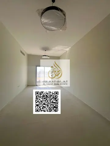 شقة غرفتين وصالة مع 3 حمامات وبلكونة وخزائن بالحائط – مساحات واسعة جداً الجرف 3 | على شارع رئيسي بالقرب من السوق الصيني | تاني ساكن بموقع مميز  للايجا