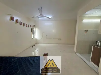 يتميز بمساحة ضخمة ومطبخ منفصل مع تكييف سبليت ممتاز، في موقع مميز ثاني بناية من كورنيش عجمان وقريب من جميع الخدمات، مع صيانة مجانية على المالك.