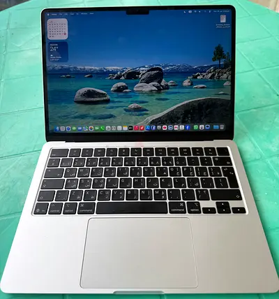 MacBook Air M4 13-inch (2025) | 16GB RAM | 256GB SSD | Silver | 100% Battery | Original Box  Cha