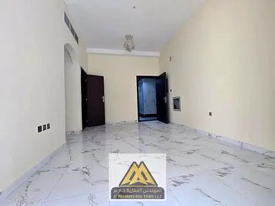 تقع الشقة في موقع استراتيجي حيوي ومميز بقلب منطقة الجرف 2 في إمارة عجمان، داخل بناية جديدة ونظيفة جداً توفر بيئة سكنية راقية ومريحة. تتميز الشقة بقربه