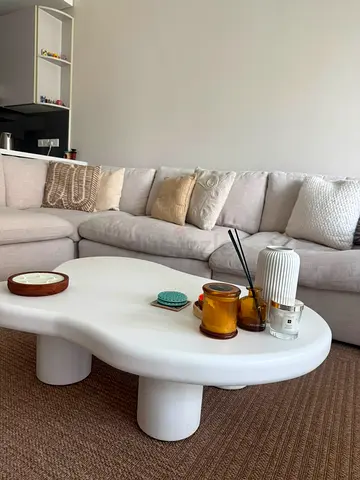 White Modern Kidney-Shaped Coffee Table with Rounded Legs