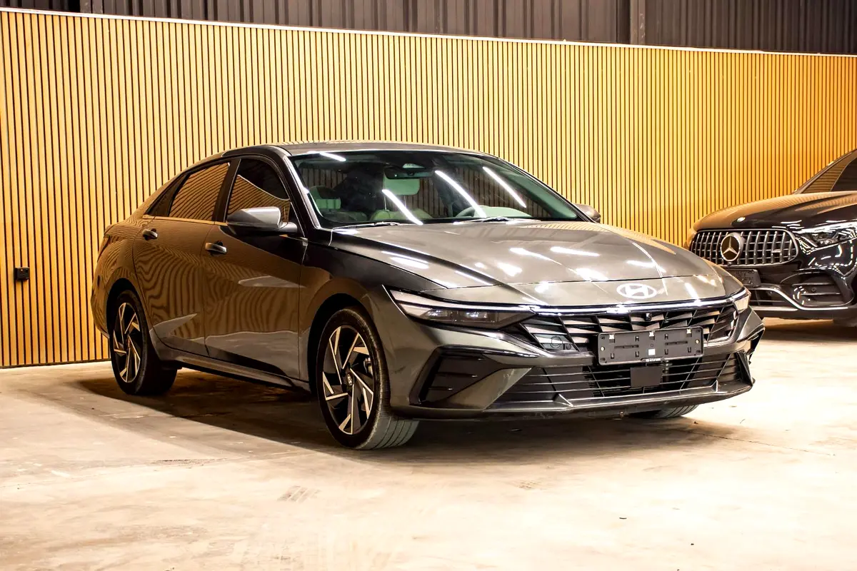 Hyundai Avante 2023 — photo 1 of 14