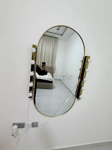 Oval Wall Mirror with Hollywood Vanity Lights