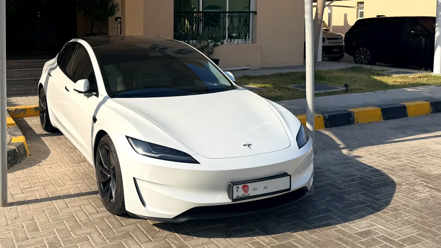 Tesla Model 3 2025 — photo 1 of 5