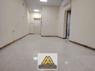 فرصة مميزة للإيجار السنوي في منطقة النعيمية 1، شقة واسعة بمساحة كبيرة وتصميم عملي يناسب العائلات، تقع في موقع حيوي خلف مستشفى ثومبي مباشرة، بالقرب من