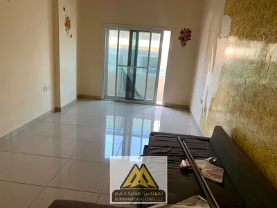 شقة مريحة بتصميم عملي، توفر لك الراحة والخصوصية مع وجود بلكونة وخزائن حائط وتكييف مركزي، بالإضافة إلى موقف ترابي واسع أمام البناية.