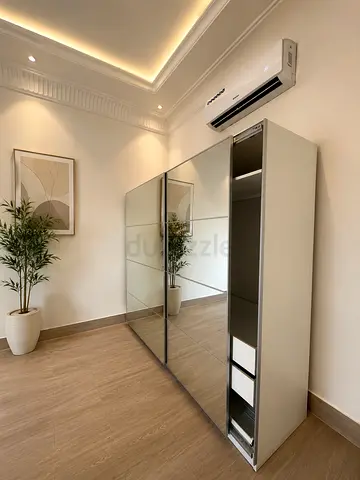 Sleek Mirrored Sliding Door Wardrobe