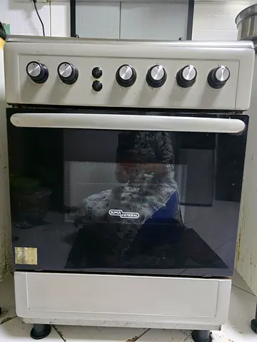Used freestanding gas oven with 4 burners - good working condition