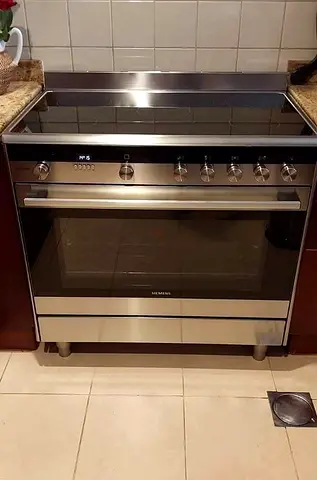 Siemens iQ700 electric ceramic cooker like new condition