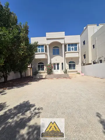 Annual villa for rent in Al Mowaihat 1, Ajman. 6 bedrooms, 5,000 sq. ft., prime location close to all services. Rent: AED 90,000.
