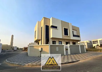 4 master bedrooms. Maid's room with ensuite bathroom. Separate living room. Spacious lounge.