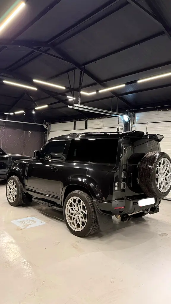 Land Rover Defender 2022 — photo 1 of 12