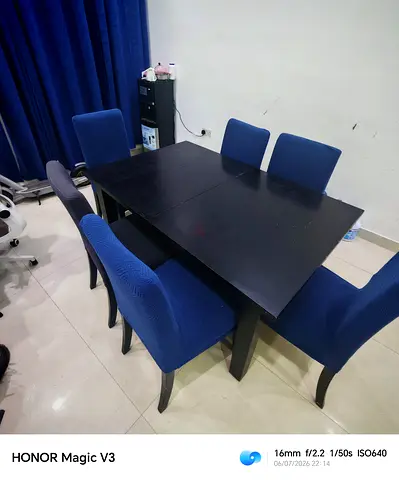 طاوله مع سته كراسي A table with six chairs.