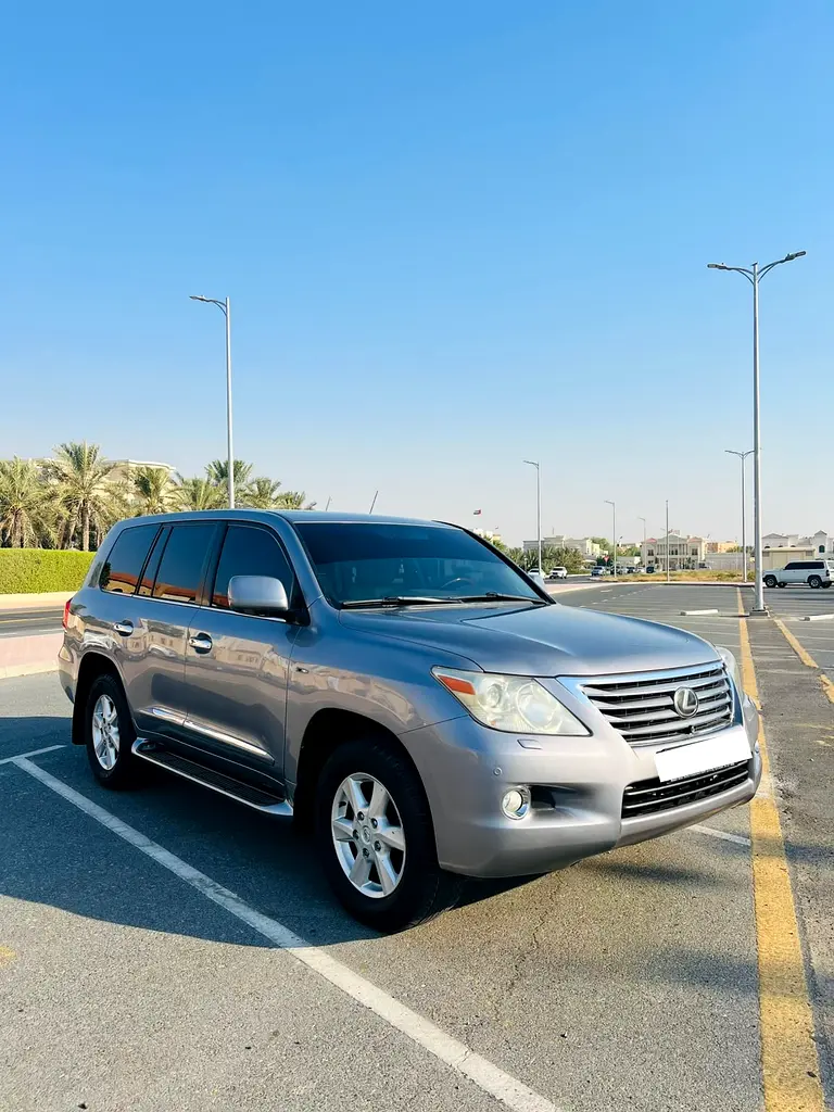 Lexus LX-Series 2010 — photo 1 of 20