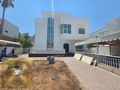 للأيجار أفخم فيلا في الرفاعة مع مسبح خاص مغطى بمظهر فخم 5 غرف ماستر مجددة بلكامل بتشطيب حديث مجلس كبير خزائن في الحائط