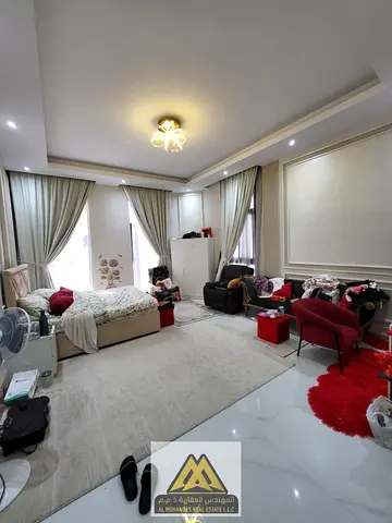 Al Muhandis Real Estate is proud to present a premium offer for a family seeking luxury and comfort in a vibrant and prime location. This luxurious, f