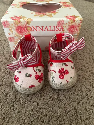 Monnalisa – Infant Shoes Size 16, Made in Italy
Soft and comfortable booties for your baby.