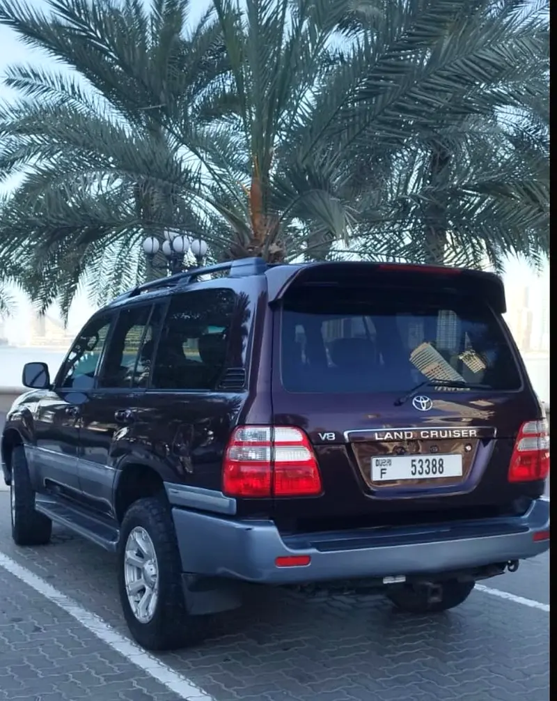 Toyota Land Cruiser 2005 — photo 1 of 6