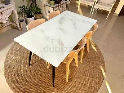 Modern white marble-look dining table with 4 wooden chairs