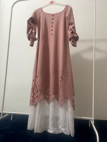 فستان نسائي راقي و ناعم بتصميم جميل