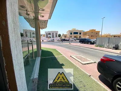 محل تجاري حيوي بمساحة كبيرة وميزانين للإيجار السنوي - فرصة استثمارية ذهبية في الجرف 3 (قرب السوق الصيني)