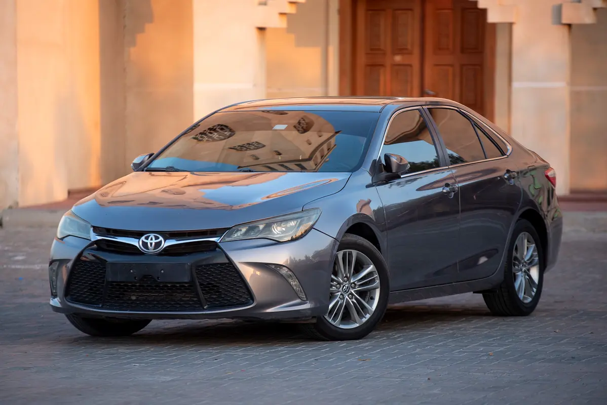 Toyota Camry 2016 — photo 1 of 20