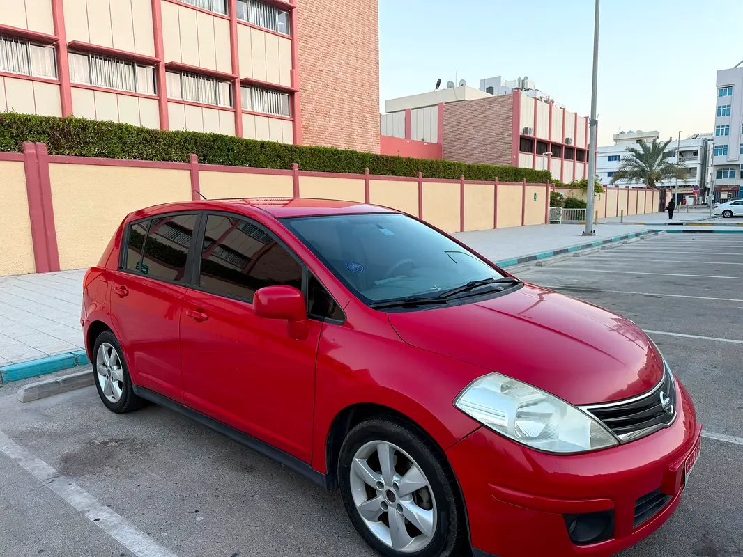 Nissan Tiida 2013 — photo 1 of 10