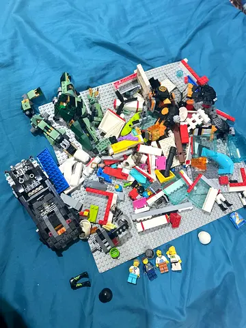 Mixed LEGO pieces and minifigures bundle with baseplates (used)
