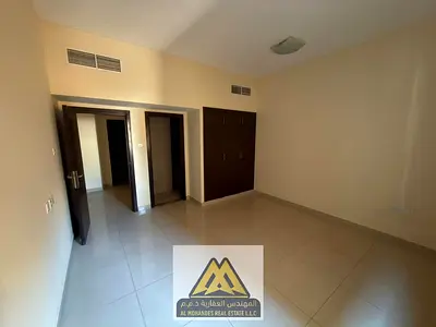 شقة غرفه وصاله (ثاني ساكن) بمساحة كبيرة وبلكونة ممتازة مع غرفه ماستر و2 حمام وخزائن حائط وتكييف مركزي، للإيجار السنوي في الروضة 1 عجمان خلف مركز شرطة