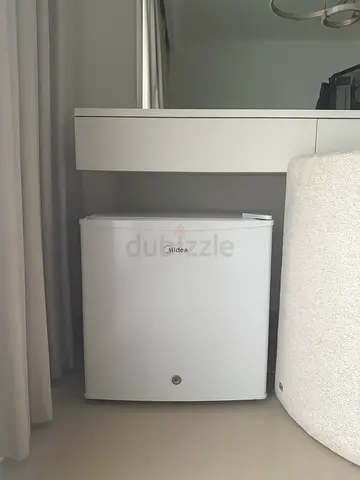 Compact 86L Midea Mini Fridge – Single Door, Lockable, Reversible