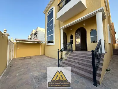 موقع مميز | فيلا فاخرة | تصميم راقٍ ومساحات واسعة | مطبخ مجهز | صالة كبيرة | مجلس أنيق | غرفة خادمة | تشطيبات ممتازة | سكن عائلي راقٍ وهادئ
