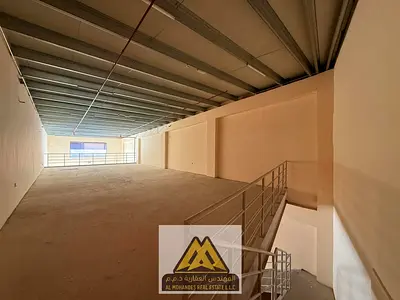 Spacious commercial mezzanine shop in an excellent location