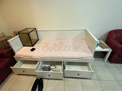 White wooden daybed with three under-bed drawers - good condition