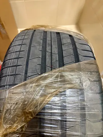 1x Pirelli P Zero PZ4 255 35 R19